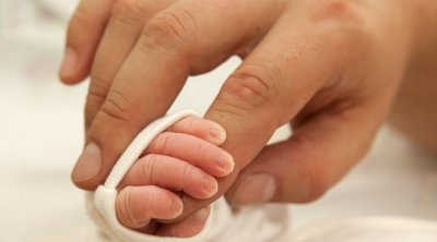 منوبة : يقتل رضيعته ويُجبر زوجته على دفنها 