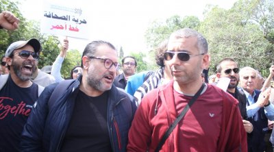 تونس : الصحفيون يحتجون أثناء التحقيق مع إلياس الغربي وهيثم المكي