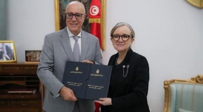 Marouane Abassi remet les listes financières de la BCT à Najla Bouden