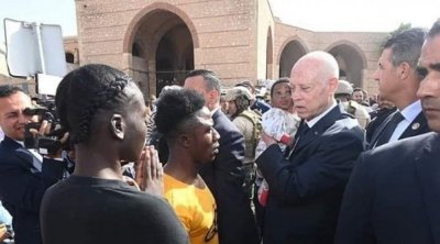 قيس سعيّد يدعُو لمعاملة المهاجرين غير النظاميين مُعاملة انسانية