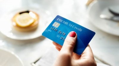 العاصمة: تسرق البطاقة البنكية لصديقتها وتسلمها لخطيبها لسحب الأموال