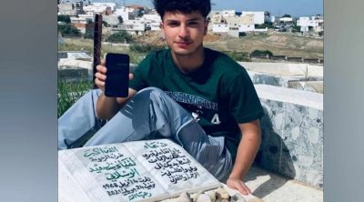 أثار تعاطف التونسيين : ماهر الجزيري يحتفل بتفوقه في البكالوريا على قبر أمه