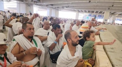 الحجاج يستقبلون أول أيام التشريق برمي الجمرة الصغرى