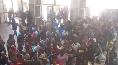 مئات من مهاجري جنوب الصحراء في محطة القطار بصفاقس يستعدون للرحيل (صورة)