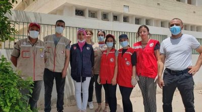 صفاقس: السلط الجهوية والأمنية تتفقد وضع المهاجرين العالقين وفرق الهلال الأحمر توزع وجبات العشاء