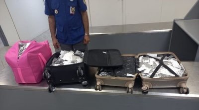 حجز 46100 حبة دواء مهربة في مطار تونس قرطاج  (صور)