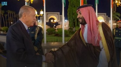 En visite officielle en Arabie saoudite, Erdogan offre deux voitures électriques au roi Salman et au prince héritier