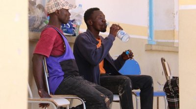 إرتفاع عدد المهاجرين الافارقة العالقين على الحدود التونسية الليبية