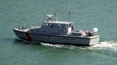 مهاجرون غير نظاميون يحاولون الاعتداء على الحرس البحري بآلات حادة