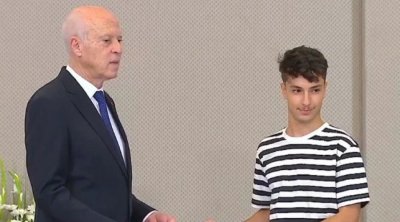 احتفل بنجاحه في البكالوريا أمام قبر أمه..رئيس الجمهورية يُكرم التلميذ ماهر الجزيري