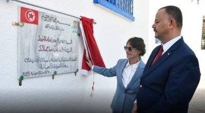 بعد زيارة الرئيس..تغيير لافتة تدشين حمام بنت الجديدي وحذف اسم والية نابل