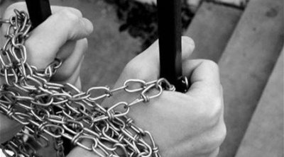 قيدتها بسلسلة في رقبتها..طفلة تتعرض للتعذيب الجسدي من قبل والدتها في قابس 