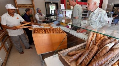 صفاقس : معتمد عقارب يثير غضب التونسيين بعد إعلانه اقتناء الخبز بترخيص 