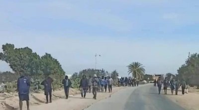 صفاقس : احتقان شعبي بالعامرة بعد نقل مئات المهاجرين الأفارقة إلى مخيّم بالمنطقة