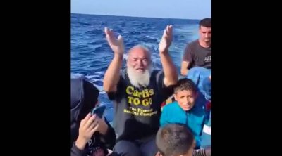 صفاقس شيخ الـ 63 عاما 'يحرق' إلى إيطاليا رفقة عائلته و يكشف الأسباب (فيديو)