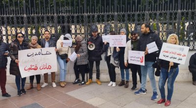 العاملون بإذاعة شمس يحتجون أمام القصر الرئاسي بقرطاج