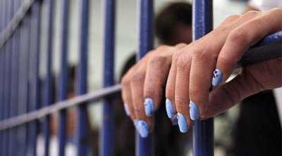 إيقاف زوجة إعلامي معروف بتهمة التدليس