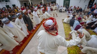 طفل يعتدي على نفسه بسيف في عرض عيساوية يثير غضب التونسيين