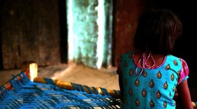 سوسة : أب يحتجز إبنته و يربطها بسلسلة حديدية في رقبتها لمدة شهر