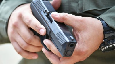 مراهق يحمل ''مسدس'' خلال معركة أمام مدرسة إعدادية في أريانة