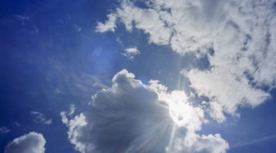 طقس اليوم : سحب كثيفة مع أمطار متفرقة 