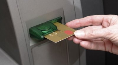 يُوهم المسنين بمساعدتهم ثمّ يسحب أموالهم : خمسيني متحيّل في قبضة الأمن