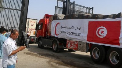 Des camions chargés de nourriture et des médicaments entrent à Gaza