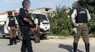 منوبة :  سيارة تهريب تدهس عون حرس وطني 