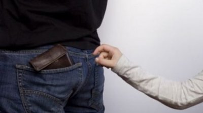 طفلة الـ14 عاما تسرق 3 آلاف دينارا من والدها بسبب للقيام بـ''حرقة''