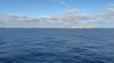 شاب تونسي يصل وحيدًا إلى لامبيدوزا على قارب خشبي