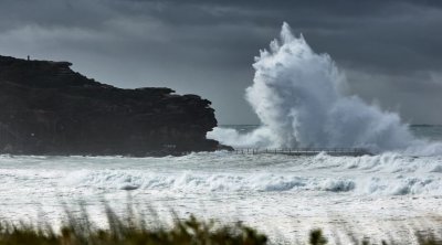 طقس اليوم: أمطار متفرقة ورياح قوية تصل سرعتها لـ100 كم/س