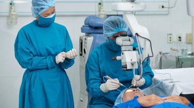 فريق طبي تونسي متطوع يقوم بـ150 عملية لاستئصال الماء الابيض من العينين بغينيا