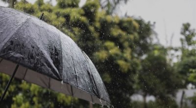 طقس الأحد : أمطار متفرقة ببعض المناطق