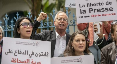 الهياكل المهنية لقطاع الإعلام تحذر من تراجع الحريّات في تونس