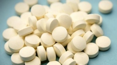 العاصمة : القبض على إمرأة حاولت إدخال حبوب مخدرة للسجن 