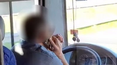 بالفيديو : سائق بالشركة الجهوية ببنزرت ينشغل بهاتفه... و يهدد حياة الركاب 