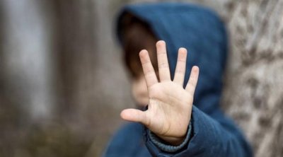 صفاقس : الإحتفاظ بمدير مدرسة و معلمة في حادثة فقأ عين تلميذ بمقص 