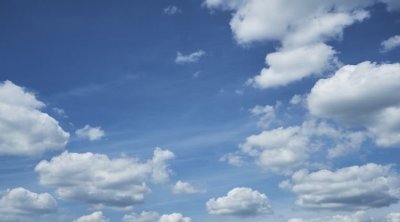 طقس اليوم : أجواء مغيمة جزئيًا والحرارة في انخفاض