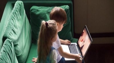 استدراج قُصَّر عبر الإنترنت وابتزازهم : وزارة المرأة على الخط 