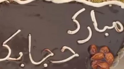 تونس : أستاذ يحتفل بارتداء تلميذة لحجاب داخل القسم (فيديو)