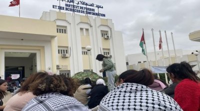 طلبة معهد الصحافة في تونس يحتجون نصرة لغزة