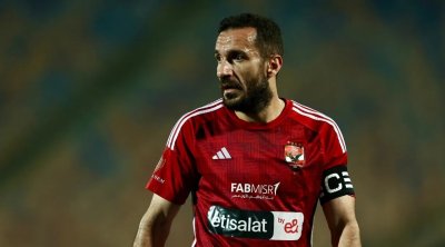 بالصور : الدولي التونسي علي معلول قائدا للأهلي المصري