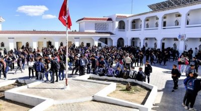 صفاقس : تلميذة تعتدي على أستاذها بشفرة حلاقة