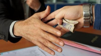 بنزرت : إيقاف عون رقابة للصحة العمومية  بتهمة الرشوة