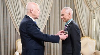 Kais Saied décore le prix nobel Mongi Bawendi