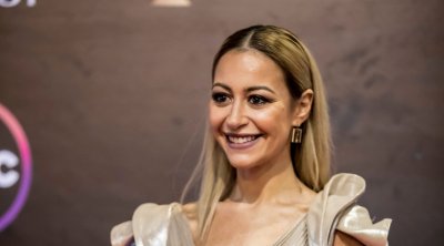 السجن لمدة عام مع إيقاف التنفيذ لمنة شلبي بتهمة حيازة المخدرات