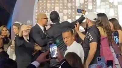 عمرو دياب يصفع أحد معجبيه بسبب سيلفي