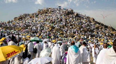 الحجاج يقفون على جبل عرفة ويدعون لأهل غزة