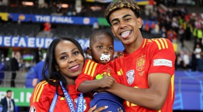 شقيق لامين يامال الرضيع وصديقته يخطفان الأضواء 