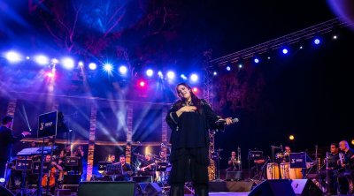 أمينة فاخت تمتع جمهور الحمامات الدولي أمام شبابيك مغلقة (فيديو)